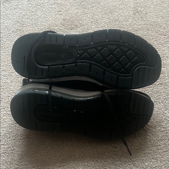 Nike air max Black and White Sneakers - Picture 3 of 4